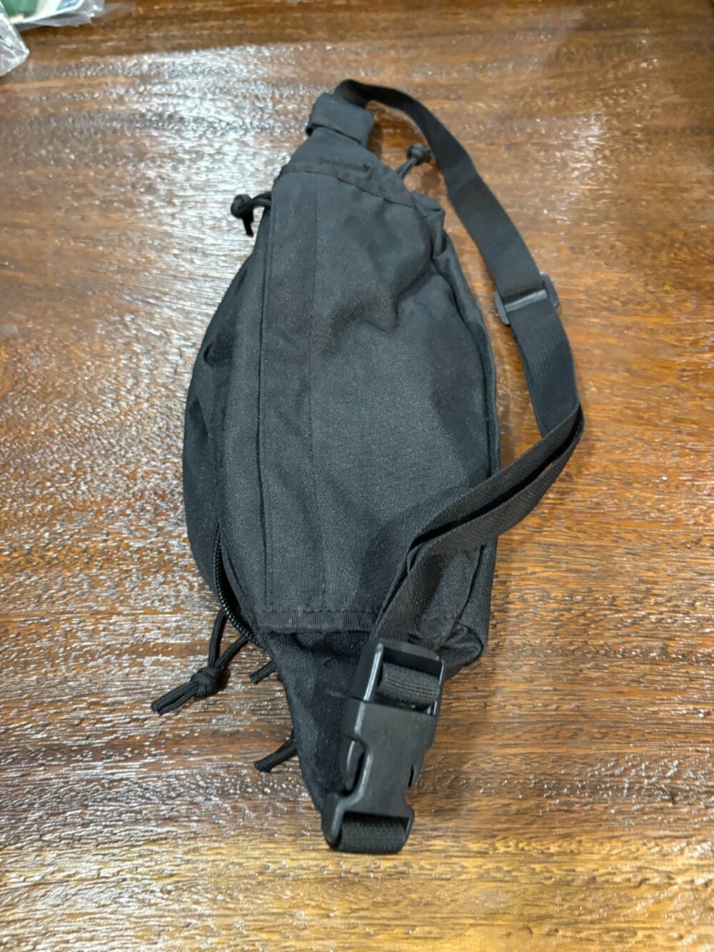 Basic Black easy clean fanny pack, multi pocket padded adjustable - Picture 4 of 4